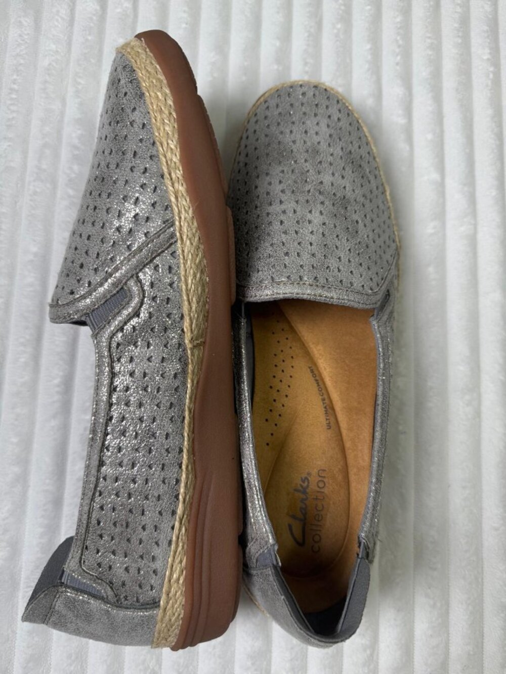 Clarks Women’s Slip On Shoes Leather Comfort Metallic Silver Size 10W Like New
